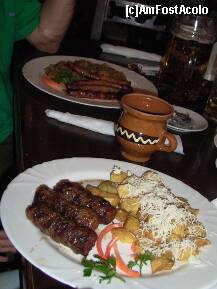 [P07] Caru' cu bere - mici cu cartofi prăjiţi cu brânză şi cârnaţi cu varză călită şi berea casei la litru » foto by Dragoș_MD
 - 
<span class="allrVoted glyphicon glyphicon-heart hidden" id="av165924"></span>
<a class="m-l-10 hidden" id="sv165924" onclick="voting_Foto_DelVot(,165924,4083)" role="button">șterge vot <span class="glyphicon glyphicon-remove"></span></a>
<a id="v9165924" class=" c-red"  onclick="voting_Foto_SetVot(165924)" role="button"><span class="glyphicon glyphicon-heart-empty"></span> <b>LIKE</b> = Votează poza</a> <img class="hidden"  id="f165924W9" src="/imagini/loader.gif" border="0" /><span class="AjErrMes hidden" id="e165924ErM"></span>