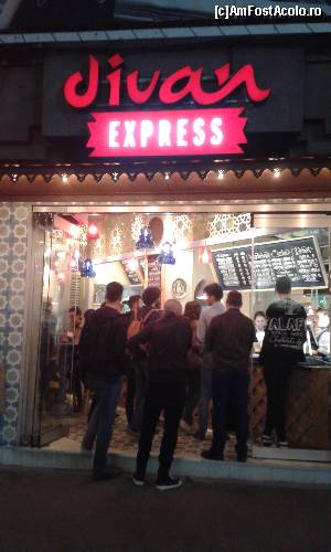 [P01] Divan Express- poza facuta la prima vizita din aprilie- era noapte dar lume multa » foto by luciaoradea
 - 
<span class="allrVoted glyphicon glyphicon-heart hidden" id="av642073"></span>
<a class="m-l-10 hidden" id="sv642073" onclick="voting_Foto_DelVot(,642073,4083)" role="button">șterge vot <span class="glyphicon glyphicon-remove"></span></a>
<a id="v9642073" class=" c-red"  onclick="voting_Foto_SetVot(642073)" role="button"><span class="glyphicon glyphicon-heart-empty"></span> <b>LIKE</b> = Votează poza</a> <img class="hidden"  id="f642073W9" src="/imagini/loader.gif" border="0" /><span class="AjErrMes hidden" id="e642073ErM"></span>