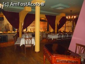 [P07] Crama Domnească - Prin ferestrele Salonului Voievodal se vede Curtea Veche.  » foto by iulianic
 - 
<span class="allrVoted glyphicon glyphicon-heart hidden" id="av804369"></span>
<a class="m-l-10 hidden" id="sv804369" onclick="voting_Foto_DelVot(,804369,4083)" role="button">șterge vot <span class="glyphicon glyphicon-remove"></span></a>
<a id="v9804369" class=" c-red"  onclick="voting_Foto_SetVot(804369)" role="button"><span class="glyphicon glyphicon-heart-empty"></span> <b>LIKE</b> = Votează poza</a> <img class="hidden"  id="f804369W9" src="/imagini/loader.gif" border="0" /><span class="AjErrMes hidden" id="e804369ErM"></span>