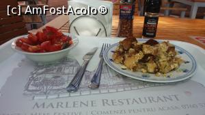 [P25] Marlene Restaurant - Cartofi franțuzești cu salată de roșii. Fotografie făcută de soțul meu în zilele precedente vizitei mele acolo.  » foto by iulianic
 - 
<span class="allrVoted glyphicon glyphicon-heart hidden" id="av896077"></span>
<a class="m-l-10 hidden" id="sv896077" onclick="voting_Foto_DelVot(,896077,4083)" role="button">șterge vot <span class="glyphicon glyphicon-remove"></span></a>
<a id="v9896077" class=" c-red"  onclick="voting_Foto_SetVot(896077)" role="button"><span class="glyphicon glyphicon-heart-empty"></span> <b>LIKE</b> = Votează poza</a> <img class="hidden"  id="f896077W9" src="/imagini/loader.gif" border="0" /><span class="AjErrMes hidden" id="e896077ErM"></span>