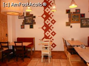 [P02] București - Restaurant 'La Plăcinte', decor într-o sală de servire.  » foto by iulianic
 - 
<span class="allrVoted glyphicon glyphicon-heart hidden" id="av1035168"></span>
<a class="m-l-10 hidden" id="sv1035168" onclick="voting_Foto_DelVot(,1035168,4083)" role="button">șterge vot <span class="glyphicon glyphicon-remove"></span></a>
<a id="v91035168" class=" c-red"  onclick="voting_Foto_SetVot(1035168)" role="button"><span class="glyphicon glyphicon-heart-empty"></span> <b>LIKE</b> = Votează poza</a> <img class="hidden"  id="f1035168W9" src="/imagini/loader.gif" border="0" /><span class="AjErrMes hidden" id="e1035168ErM"></span>