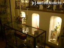 [P16] Vitrina cu exponate de la intrarea in Crama. » foto by alinaro
 - 
<span class="allrVoted glyphicon glyphicon-heart hidden" id="av326619"></span>
<a class="m-l-10 hidden" id="sv326619" onclick="voting_Foto_DelVot(,326619,4083)" role="button">șterge vot <span class="glyphicon glyphicon-remove"></span></a>
<a id="v9326619" class=" c-red"  onclick="voting_Foto_SetVot(326619)" role="button"><span class="glyphicon glyphicon-heart-empty"></span> <b>LIKE</b> = Votează poza</a> <img class="hidden"  id="f326619W9" src="/imagini/loader.gif" border="0" /><span class="AjErrMes hidden" id="e326619ErM"></span>
