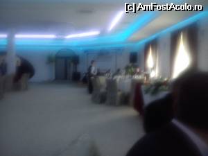 [P01] intrarea in salonul principal cu mesele frumos aranjate iar in capat pe partea stanga zona de primire a comenzilor de catre ospatari iar in dreapta locul muzicantilor » foto by bobyrodin
 - 
<span class="allrVoted glyphicon glyphicon-heart hidden" id="av506620"></span>
<a class="m-l-10 hidden" id="sv506620" onclick="voting_Foto_DelVot(,506620,4083)" role="button">șterge vot <span class="glyphicon glyphicon-remove"></span></a>
<a id="v9506620" class=" c-red"  onclick="voting_Foto_SetVot(506620)" role="button"><span class="glyphicon glyphicon-heart-empty"></span> <b>LIKE</b> = Votează poza</a> <img class="hidden"  id="f506620W9" src="/imagini/loader.gif" border="0" /><span class="AjErrMes hidden" id="e506620ErM"></span>