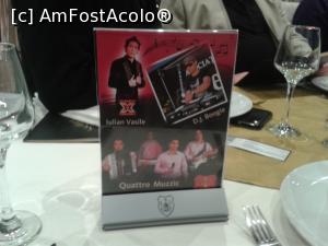 [P13] Pe fiecare masă era această prezentare a celor care asigură entertainmentul la Dineș.  » foto by Aurici
 - 
<span class="allrVoted glyphicon glyphicon-heart hidden" id="av728269"></span>
<a class="m-l-10 hidden" id="sv728269" onclick="voting_Foto_DelVot(,728269,4083)" role="button">șterge vot <span class="glyphicon glyphicon-remove"></span></a>
<a id="v9728269" class=" c-red"  onclick="voting_Foto_SetVot(728269)" role="button"><span class="glyphicon glyphicon-heart-empty"></span> <b>LIKE</b> = Votează poza</a> <img class="hidden"  id="f728269W9" src="/imagini/loader.gif" border="0" /><span class="AjErrMes hidden" id="e728269ErM"></span>