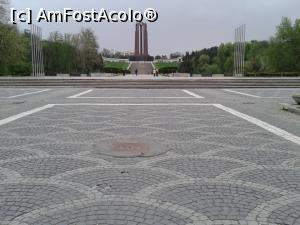 [P08] Tot din împrejurimile restaurantului Dineș - Mausoleul Eroilor care în vremea comunismului s-a numit 'Monumentul eroilor luptei pentru libertatea poporului și a patriei, pentru socialism'.  » foto by Aurici
 - 
<span class="allrVoted glyphicon glyphicon-heart hidden" id="av728264"></span>
<a class="m-l-10 hidden" id="sv728264" onclick="voting_Foto_DelVot(,728264,4083)" role="button">șterge vot <span class="glyphicon glyphicon-remove"></span></a>
<a id="v9728264" class=" c-red"  onclick="voting_Foto_SetVot(728264)" role="button"><span class="glyphicon glyphicon-heart-empty"></span> <b>LIKE</b> = Votează poza</a> <img class="hidden"  id="f728264W9" src="/imagini/loader.gif" border="0" /><span class="AjErrMes hidden" id="e728264ErM"></span>