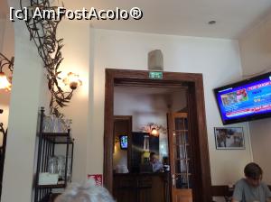 [P07] Restaurantul 'Casa'- detalii interior - pe fundal se vede la receptive o angajata a unitatii cu camasa 'uniforma' despre care va vorbeam, iar camera in care ne aflam in afara de masa la care stateam noi mai erau 2 -3 mese.  » foto by mishu
 - 
<span class="allrVoted glyphicon glyphicon-heart hidden" id="av746748"></span>
<a class="m-l-10 hidden" id="sv746748" onclick="voting_Foto_DelVot(,746748,4083)" role="button">șterge vot <span class="glyphicon glyphicon-remove"></span></a>
<a id="v9746748" class=" c-red"  onclick="voting_Foto_SetVot(746748)" role="button"><span class="glyphicon glyphicon-heart-empty"></span> <b>LIKE</b> = Votează poza</a> <img class="hidden"  id="f746748W9" src="/imagini/loader.gif" border="0" /><span class="AjErrMes hidden" id="e746748ErM"></span>