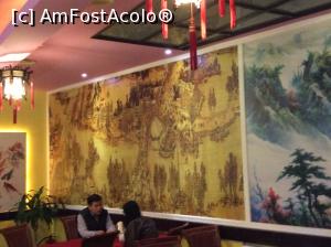 [P09] Restaurant Chong Qing - elemente decorative pe pereti si 2 chinezi la o masa » foto by mishu
 - 
<span class="allrVoted glyphicon glyphicon-heart hidden" id="av806938"></span>
<a class="m-l-10 hidden" id="sv806938" onclick="voting_Foto_DelVot(,806938,4083)" role="button">șterge vot <span class="glyphicon glyphicon-remove"></span></a>
<a id="v9806938" class=" c-red"  onclick="voting_Foto_SetVot(806938)" role="button"><span class="glyphicon glyphicon-heart-empty"></span> <b>LIKE</b> = Votează poza</a> <img class="hidden"  id="f806938W9" src="/imagini/loader.gif" border="0" /><span class="AjErrMes hidden" id="e806938ErM"></span>