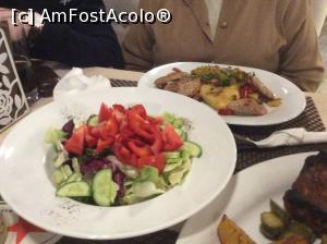 [P18] Restaurant 'Le Boutique'-salata in plan apropiat iar in plan indepartat muschiulet de porc 'Le Boutique' » foto by mishu
 - 
<span class="allrVoted glyphicon glyphicon-heart hidden" id="av843313"></span>
<a class="m-l-10 hidden" id="sv843313" onclick="voting_Foto_DelVot(,843313,4083)" role="button">șterge vot <span class="glyphicon glyphicon-remove"></span></a>
<a id="v9843313" class=" c-red"  onclick="voting_Foto_SetVot(843313)" role="button"><span class="glyphicon glyphicon-heart-empty"></span> <b>LIKE</b> = Votează poza</a> <img class="hidden"  id="f843313W9" src="/imagini/loader.gif" border="0" /><span class="AjErrMes hidden" id="e843313ErM"></span>