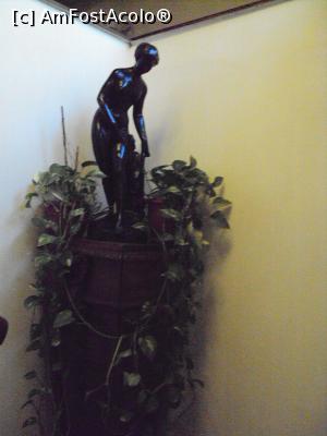 [P16] Statuie pe palierul scării ce duce spre salonul de la etaj.  » foto by Carmen Ion
 - 
<span class="allrVoted glyphicon glyphicon-heart hidden" id="av730762"></span>
<a class="m-l-10 hidden" id="sv730762" onclick="voting_Foto_DelVot(,730762,4083)" role="button">șterge vot <span class="glyphicon glyphicon-remove"></span></a>
<a id="v9730762" class=" c-red"  onclick="voting_Foto_SetVot(730762)" role="button"><span class="glyphicon glyphicon-heart-empty"></span> <b>LIKE</b> = Votează poza</a> <img class="hidden"  id="f730762W9" src="/imagini/loader.gif" border="0" /><span class="AjErrMes hidden" id="e730762ErM"></span>