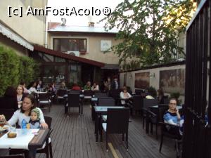 [P03] Aşa arată terasa restaurantului - când am ajuns, câţiva colegi sosiseră deja şi uniseră trei mese în capătul curţii.  » foto by Carmen Ion
 - 
<span class="allrVoted glyphicon glyphicon-heart hidden" id="av730749"></span>
<a class="m-l-10 hidden" id="sv730749" onclick="voting_Foto_DelVot(,730749,4083)" role="button">șterge vot <span class="glyphicon glyphicon-remove"></span></a>
<a id="v9730749" class=" c-red"  onclick="voting_Foto_SetVot(730749)" role="button"><span class="glyphicon glyphicon-heart-empty"></span> <b>LIKE</b> = Votează poza</a> <img class="hidden"  id="f730749W9" src="/imagini/loader.gif" border="0" /><span class="AjErrMes hidden" id="e730749ErM"></span>