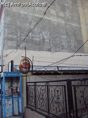 [P04] Intrarea la restaurant, cu o cabină de telefon dezafectată în faţă iar în lateral calcanul clădirii învecinate.  » foto by Carmen Ion
 - 
<span class="allrVoted glyphicon glyphicon-heart hidden" id="av730750"></span>
<a class="m-l-10 hidden" id="sv730750" onclick="voting_Foto_DelVot(,730750,4083)" role="button">șterge vot <span class="glyphicon glyphicon-remove"></span></a>
<a id="v9730750" class=" c-red"  onclick="voting_Foto_SetVot(730750)" role="button"><span class="glyphicon glyphicon-heart-empty"></span> <b>LIKE</b> = Votează poza</a> <img class="hidden"  id="f730750W9" src="/imagini/loader.gif" border="0" /><span class="AjErrMes hidden" id="e730750ErM"></span>