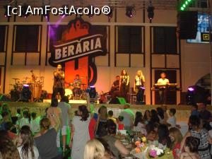 [P06] Berăria H - a venit Smiley, a început spectacolul » foto by ANILU
 - 
<span class="allrVoted glyphicon glyphicon-heart hidden" id="av772525"></span>
<a class="m-l-10 hidden" id="sv772525" onclick="voting_Foto_DelVot(,772525,4083)" role="button">șterge vot <span class="glyphicon glyphicon-remove"></span></a>
<a id="v9772525" class=" c-red"  onclick="voting_Foto_SetVot(772525)" role="button"><span class="glyphicon glyphicon-heart-empty"></span> <b>LIKE</b> = Votează poza</a> <img class="hidden"  id="f772525W9" src="/imagini/loader.gif" border="0" /><span class="AjErrMes hidden" id="e772525ErM"></span>