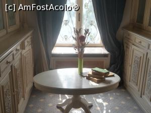 [P10] Pe un holișor, câteva cărți in amintirea bibliotecii care a fost cândva in această casă » foto by Mika
 - 
<span class="allrVoted glyphicon glyphicon-heart hidden" id="av1090983"></span>
<a class="m-l-10 hidden" id="sv1090983" onclick="voting_Foto_DelVot(,1090983,4083)" role="button">șterge vot <span class="glyphicon glyphicon-remove"></span></a>
<a id="v91090983" class=" c-red"  onclick="voting_Foto_SetVot(1090983)" role="button"><span class="glyphicon glyphicon-heart-empty"></span> <b>LIKE</b> = Votează poza</a> <img class="hidden"  id="f1090983W9" src="/imagini/loader.gif" border="0" /><span class="AjErrMes hidden" id="e1090983ErM"></span>
