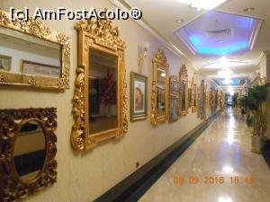 [P09] Galeria cu oglinzi, un alt semn al opulenței otomane.  » foto by Rodel
 - 
<span class="allrVoted glyphicon glyphicon-heart hidden" id="av798556"></span>
<a class="m-l-10 hidden" id="sv798556" onclick="voting_Foto_DelVot(,798556,4159)" role="button">șterge vot <span class="glyphicon glyphicon-remove"></span></a>
<a id="v9798556" class=" c-red"  onclick="voting_Foto_SetVot(798556)" role="button"><span class="glyphicon glyphicon-heart-empty"></span> <b>LIKE</b> = Votează poza</a> <img class="hidden"  id="f798556W9" src="/imagini/loader.gif" border="0" /><span class="AjErrMes hidden" id="e798556ErM"></span>