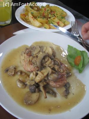[P08] Taverna Sarbului Drobeta Turnu Severin - alte delicii-pui cu ciuperci si smantana » foto by mishu
 - 
<span class="allrVoted glyphicon glyphicon-heart hidden" id="av709078"></span>
<a class="m-l-10 hidden" id="sv709078" onclick="voting_Foto_DelVot(,709078,4172)" role="button">șterge vot <span class="glyphicon glyphicon-remove"></span></a>
<a id="v9709078" class=" c-red"  onclick="voting_Foto_SetVot(709078)" role="button"><span class="glyphicon glyphicon-heart-empty"></span> <b>LIKE</b> = Votează poza</a> <img class="hidden"  id="f709078W9" src="/imagini/loader.gif" border="0" /><span class="AjErrMes hidden" id="e709078ErM"></span>