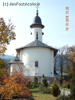 [P01] Biserica Manastirii Varatec – casa sfintelor calugarite.  » foto by Diaura*
 - 
<span class="allrVoted glyphicon glyphicon-heart hidden" id="av1066583"></span>
<a class="m-l-10 hidden" id="sv1066583" onclick="voting_Foto_DelVot(,1066583,4183)" role="button">șterge vot <span class="glyphicon glyphicon-remove"></span></a>
<a id="v91066583" class=" c-red"  onclick="voting_Foto_SetVot(1066583)" role="button"><span class="glyphicon glyphicon-heart-empty"></span> <b>LIKE</b> = Votează poza</a> <img class="hidden"  id="f1066583W9" src="/imagini/loader.gif" border="0" /><span class="AjErrMes hidden" id="e1066583ErM"></span>