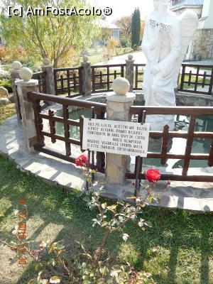 [P04] Manastirea Varatec – micul lac si statuia sunt cum pe locul primei manastiri ridicata in 1785.  » foto by Diaura*
 - 
<span class="allrVoted glyphicon glyphicon-heart hidden" id="av1066586"></span>
<a class="m-l-10 hidden" id="sv1066586" onclick="voting_Foto_DelVot(,1066586,4183)" role="button">șterge vot <span class="glyphicon glyphicon-remove"></span></a>
<a id="v91066586" class=" c-red"  onclick="voting_Foto_SetVot(1066586)" role="button"><span class="glyphicon glyphicon-heart-empty"></span> <b>LIKE</b> = Votează poza</a> <img class="hidden"  id="f1066586W9" src="/imagini/loader.gif" border="0" /><span class="AjErrMes hidden" id="e1066586ErM"></span>