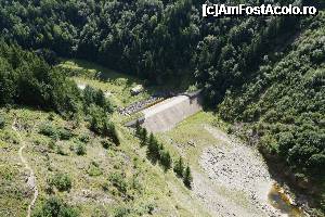 [P09] Aici, zice-se că vin ţiganii la furat. Locul este în partea fără apă a barajului.  » foto by Utube
 - 
<span class="allrVoted glyphicon glyphicon-heart hidden" id="av365931"></span>
<a class="m-l-10 hidden" id="sv365931" onclick="voting_Foto_DelVot(,365931,4186)" role="button">șterge vot <span class="glyphicon glyphicon-remove"></span></a>
<a id="v9365931" class=" c-red"  onclick="voting_Foto_SetVot(365931)" role="button"><span class="glyphicon glyphicon-heart-empty"></span> <b>LIKE</b> = Votează poza</a> <img class="hidden"  id="f365931W9" src="/imagini/loader.gif" border="0" /><span class="AjErrMes hidden" id="e365931ErM"></span>