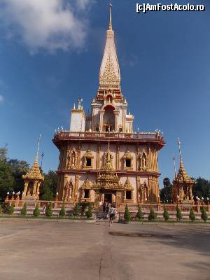 [P17] Phra Mahathat Chedi din Wat Chalong » foto by mprofeanu
 - 
<span class="allrVoted glyphicon glyphicon-heart hidden" id="av613911"></span>
<a class="m-l-10 hidden" id="sv613911" onclick="voting_Foto_DelVot(,613911,4203)" role="button">șterge vot <span class="glyphicon glyphicon-remove"></span></a>
<a id="v9613911" class=" c-red"  onclick="voting_Foto_SetVot(613911)" role="button"><span class="glyphicon glyphicon-heart-empty"></span> <b>LIKE</b> = Votează poza</a> <img class="hidden"  id="f613911W9" src="/imagini/loader.gif" border="0" /><span class="AjErrMes hidden" id="e613911ErM"></span>