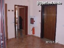 [P02] vedere din holul 'blocului', nu am idee ce s-a intamplat darcred ca e reflectie in geam a sotului. Ideea e de a vedea cam cum era pe hol. Trei usi/3 apartamente. Cea care e deshisa e a noastra, cea din dreapta cred ca era cu u singura camera , iar in stanga cu 2 dormitoare. » foto by roth
 - 
<span class="allrVoted glyphicon glyphicon-heart hidden" id="av254791"></span>
<a class="m-l-10 hidden" id="sv254791" onclick="voting_Foto_DelVot(,254791,4253)" role="button">șterge vot <span class="glyphicon glyphicon-remove"></span></a>
<a id="v9254791" class=" c-red"  onclick="voting_Foto_SetVot(254791)" role="button"><span class="glyphicon glyphicon-heart-empty"></span> <b>LIKE</b> = Votează poza</a> <img class="hidden"  id="f254791W9" src="/imagini/loader.gif" border="0" /><span class="AjErrMes hidden" id="e254791ErM"></span>