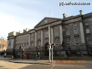 [P18] Dublin - in partea de sud a orasului, nu departe de O'Connell Bridge este Trinity College.  » foto by Diaura*
 - 
<span class="allrVoted glyphicon glyphicon-heart hidden" id="av393288"></span>
<a class="m-l-10 hidden" id="sv393288" onclick="voting_Foto_DelVot(,393288,4261)" role="button">șterge vot <span class="glyphicon glyphicon-remove"></span></a>
<a id="v9393288" class=" c-red"  onclick="voting_Foto_SetVot(393288)" role="button"><span class="glyphicon glyphicon-heart-empty"></span> <b>LIKE</b> = Votează poza</a> <img class="hidden"  id="f393288W9" src="/imagini/loader.gif" border="0" /><span class="AjErrMes hidden" id="e393288ErM"></span>