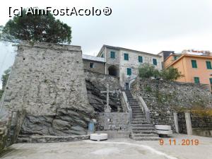 [P39] Corniglia, monumentul în formă de cruce, iar sus se vede terasa de belvedere » foto by irinad
 - 
<span class="allrVoted glyphicon glyphicon-heart hidden" id="av1139813"></span>
<a class="m-l-10 hidden" id="sv1139813" onclick="voting_Foto_DelVot(,1139813,4285)" role="button">șterge vot <span class="glyphicon glyphicon-remove"></span></a>
<a id="v91139813" class=" c-red"  onclick="voting_Foto_SetVot(1139813)" role="button"><span class="glyphicon glyphicon-heart-empty"></span> <b>LIKE</b> = Votează poza</a> <img class="hidden"  id="f1139813W9" src="/imagini/loader.gif" border="0" /><span class="AjErrMes hidden" id="e1139813ErM"></span>