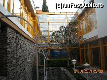 [P07] sus este pasarela inchisa cu sticla care face trecerea intre salile de masa. Sub ea, o curticica interioara » foto by karinastanciu
 - 
<span class="allrVoted glyphicon glyphicon-heart hidden" id="av66343"></span>
<a class="m-l-10 hidden" id="sv66343" onclick="voting_Foto_DelVot(,66343,4294)" role="button">șterge vot <span class="glyphicon glyphicon-remove"></span></a>
<a id="v966343" class=" c-red"  onclick="voting_Foto_SetVot(66343)" role="button"><span class="glyphicon glyphicon-heart-empty"></span> <b>LIKE</b> = Votează poza</a> <img class="hidden"  id="f66343W9" src="/imagini/loader.gif" border="0" /><span class="AjErrMes hidden" id="e66343ErM"></span>