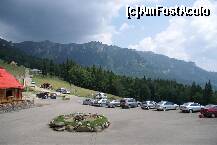 [P03] Parcarea din faţa Cabanei Muntele Roşu, văzută din balconul camerei » foto by Costi
 - 
<span class="allrVoted glyphicon glyphicon-heart hidden" id="av117637"></span>
<a class="m-l-10 hidden" id="sv117637" onclick="voting_Foto_DelVot(,117637,4302)" role="button">șterge vot <span class="glyphicon glyphicon-remove"></span></a>
<a id="v9117637" class=" c-red"  onclick="voting_Foto_SetVot(117637)" role="button"><span class="glyphicon glyphicon-heart-empty"></span> <b>LIKE</b> = Votează poza</a> <img class="hidden"  id="f117637W9" src="/imagini/loader.gif" border="0" /><span class="AjErrMes hidden" id="e117637ErM"></span>