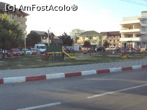 [P18] Un aşa-zis spaţiu verde cu loc de joacă pentru copii.  » foto by Carmen Ion
 - 
<span class="allrVoted glyphicon glyphicon-heart hidden" id="av779238"></span>
<a class="m-l-10 hidden" id="sv779238" onclick="voting_Foto_DelVot(,779238,4397)" role="button">șterge vot <span class="glyphicon glyphicon-remove"></span></a>
<a id="v9779238" class=" c-red"  onclick="voting_Foto_SetVot(779238)" role="button"><span class="glyphicon glyphicon-heart-empty"></span> <b>LIKE</b> = Votează poza</a> <img class="hidden"  id="f779238W9" src="/imagini/loader.gif" border="0" /><span class="AjErrMes hidden" id="e779238ErM"></span>