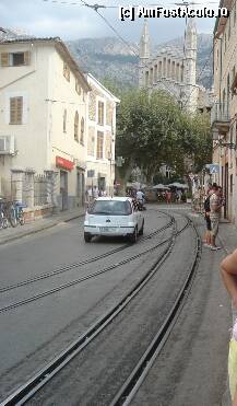 [P21] pe straduta cea ingusta, lipite de gard, asteptam sosirea trenului pentru Port Soller » foto by nicoletass
 - 
<span class="allrVoted glyphicon glyphicon-heart hidden" id="av239923"></span>
<a class="m-l-10 hidden" id="sv239923" onclick="voting_Foto_DelVot(,239923,4407)" role="button">șterge vot <span class="glyphicon glyphicon-remove"></span></a>
<a id="v9239923" class=" c-red"  onclick="voting_Foto_SetVot(239923)" role="button"><span class="glyphicon glyphicon-heart-empty"></span> <b>LIKE</b> = Votează poza</a> <img class="hidden"  id="f239923W9" src="/imagini/loader.gif" border="0" /><span class="AjErrMes hidden" id="e239923ErM"></span>