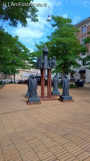 [P14] Copenhaga - instalație de artă publică în Piața Dante (Dantes Plads) » foto by Dragoș_MD
 - 
<span class="allrVoted glyphicon glyphicon-heart hidden" id="av1512532"></span>
<a class="m-l-10 hidden" id="sv1512532" onclick="voting_Foto_DelVot(,1512532,4424)" role="button">șterge vot <span class="glyphicon glyphicon-remove"></span></a>
<a id="v91512532" class=" c-red"  onclick="voting_Foto_SetVot(1512532)" role="button"><span class="glyphicon glyphicon-heart-empty"></span> <b>LIKE</b> = Votează poza</a> <img class="hidden"  id="f1512532W9" src="/imagini/loader.gif" border="0" /><span class="AjErrMes hidden" id="e1512532ErM"></span>