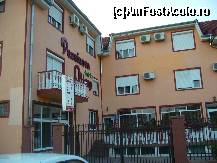 [P01] Arad - Pensiunea Olimp , vedere dinspre strada » foto by magdalena
 - 
<span class="allrVoted glyphicon glyphicon-heart hidden" id="av113300"></span>
<a class="m-l-10 hidden" id="sv113300" onclick="voting_Foto_DelVot(,113300,4469)" role="button">șterge vot <span class="glyphicon glyphicon-remove"></span></a>
<a id="v9113300" class=" c-red"  onclick="voting_Foto_SetVot(113300)" role="button"><span class="glyphicon glyphicon-heart-empty"></span> <b>LIKE</b> = Votează poza</a> <img class="hidden"  id="f113300W9" src="/imagini/loader.gif" border="0" /><span class="AjErrMes hidden" id="e113300ErM"></span>