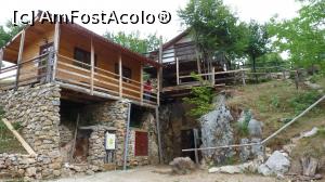 [P01] Mina Farcu, intrarea in pestera cu cristale. Din parcarea auto, care este in spatele constructiei, se coboara cateva trepte. La casuta din stanga se vand suveniruri si bilete de intrare.  » foto by Robotzel*
 - 
<span class="allrVoted glyphicon glyphicon-heart hidden" id="av887982"></span>
<a class="m-l-10 hidden" id="sv887982" onclick="voting_Foto_DelVot(,887982,4543)" role="button">șterge vot <span class="glyphicon glyphicon-remove"></span></a>
<a id="v9887982" class=" c-red"  onclick="voting_Foto_SetVot(887982)" role="button"><span class="glyphicon glyphicon-heart-empty"></span> <b>LIKE</b> = Votează poza</a> <img class="hidden"  id="f887982W9" src="/imagini/loader.gif" border="0" /><span class="AjErrMes hidden" id="e887982ErM"></span>