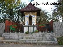 [P04] Troiţa aflată la stânga, în intersecţia de pe drumul asfaltat spre Căşăria. Aici ne oprim, pentru a o lua spre dreapta - preferabil per pedes apostolorum.  » foto by Qvadratvus
 - 
<span class="allrVoted glyphicon glyphicon-heart hidden" id="av390071"></span>
<a class="m-l-10 hidden" id="sv390071" onclick="voting_Foto_DelVot(,390071,4549)" role="button">șterge vot <span class="glyphicon glyphicon-remove"></span></a>
<a id="v9390071" class=" c-red"  onclick="voting_Foto_SetVot(390071)" role="button"><span class="glyphicon glyphicon-heart-empty"></span> <b>LIKE</b> = Votează poza</a> <img class="hidden"  id="f390071W9" src="/imagini/loader.gif" border="0" /><span class="AjErrMes hidden" id="e390071ErM"></span>