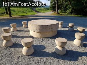[P16] Masa este a doua variantă a monumentului. Sculptorul a realizat prima versiune în anul 1937, dar a considerat că masa este prea joasă. În consecință, după un an, Brâncuși a șlefuit masa actuală, preluând tăblia primei versiuni ca picior. » foto by Floryn81
 - 
<span class="allrVoted glyphicon glyphicon-heart hidden" id="av1134734"></span>
<a class="m-l-10 hidden" id="sv1134734" onclick="voting_Foto_DelVot(,1134734,4551)" role="button">șterge vot <span class="glyphicon glyphicon-remove"></span></a>
<a id="v91134734" class=" c-red"  onclick="voting_Foto_SetVot(1134734)" role="button"><span class="glyphicon glyphicon-heart-empty"></span> <b>LIKE</b> = Votează poza</a> <img class="hidden"  id="f1134734W9" src="/imagini/loader.gif" border="0" /><span class="AjErrMes hidden" id="e1134734ErM"></span>