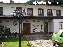 [P01] La etajul acestui corp se vad ferestrele camerelor, iar in fata cladirii din fotografie este aleea principala. De o parte si de alta a aleii se pot parca suficiente masini. » foto by inelma
 - 
<span class="allrVoted glyphicon glyphicon-heart hidden" id="av115362"></span>
<a class="m-l-10 hidden" id="sv115362" onclick="voting_Foto_DelVot(,115362,4559)" role="button">șterge vot <span class="glyphicon glyphicon-remove"></span></a>
<a id="v9115362" class=" c-red"  onclick="voting_Foto_SetVot(115362)" role="button"><span class="glyphicon glyphicon-heart-empty"></span> <b>LIKE</b> = Votează poza</a> <img class="hidden"  id="f115362W9" src="/imagini/loader.gif" border="0" /><span class="AjErrMes hidden" id="e115362ErM"></span>