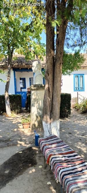 [P21] În curtea casei memoriale. » foto by tata123 🔱
 - 
<span class="allrVoted glyphicon glyphicon-heart hidden" id="av1500635"></span>
<a class="m-l-10 hidden" id="sv1500635" onclick="voting_Foto_DelVot(,1500635,4623)" role="button">șterge vot <span class="glyphicon glyphicon-remove"></span></a>
<a id="v91500635" class=" c-red"  onclick="voting_Foto_SetVot(1500635)" role="button"><span class="glyphicon glyphicon-heart-empty"></span> <b>LIKE</b> = Votează poza</a> <img class="hidden"  id="f1500635W9" src="/imagini/loader.gif" border="0" /><span class="AjErrMes hidden" id="e1500635ErM"></span>