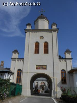 [P14] Mănăstirea Pasărea - Turnul și gangul de la intrare. » foto by iulianic
 - 
<span class="allrVoted glyphicon glyphicon-heart hidden" id="av1215237"></span>
<a class="m-l-10 hidden" id="sv1215237" onclick="voting_Foto_DelVot(,1215237,4638)" role="button">șterge vot <span class="glyphicon glyphicon-remove"></span></a>
<a id="v91215237" class=" c-red"  onclick="voting_Foto_SetVot(1215237)" role="button"><span class="glyphicon glyphicon-heart-empty"></span> <b>LIKE</b> = Votează poza</a> <img class="hidden"  id="f1215237W9" src="/imagini/loader.gif" border="0" /><span class="AjErrMes hidden" id="e1215237ErM"></span>