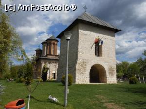 [P23] Mănăstirea Snagov - Clopotnița și biserica. » foto by iulianic
 - 
<span class="allrVoted glyphicon glyphicon-heart hidden" id="av1215246"></span>
<a class="m-l-10 hidden" id="sv1215246" onclick="voting_Foto_DelVot(,1215246,4638)" role="button">șterge vot <span class="glyphicon glyphicon-remove"></span></a>
<a id="v91215246" class=" c-red"  onclick="voting_Foto_SetVot(1215246)" role="button"><span class="glyphicon glyphicon-heart-empty"></span> <b>LIKE</b> = Votează poza</a> <img class="hidden"  id="f1215246W9" src="/imagini/loader.gif" border="0" /><span class="AjErrMes hidden" id="e1215246ErM"></span>