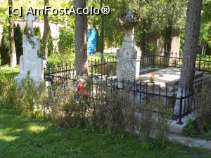 [P12] Biserica "Vintila Voda" - Crucea de pomenire a ctitorilor si mormantul preotului Ene Ion. » foto by iulianic
 - 
<span class="allrVoted glyphicon glyphicon-heart hidden" id="av1302523"></span>
<a class="m-l-10 hidden" id="sv1302523" onclick="voting_Foto_DelVot(,1302523,4638)" role="button">șterge vot <span class="glyphicon glyphicon-remove"></span></a>
<a id="v91302523" class=" c-red"  onclick="voting_Foto_SetVot(1302523)" role="button"><span class="glyphicon glyphicon-heart-empty"></span> <b>LIKE</b> = Votează poza</a> <img class="hidden"  id="f1302523W9" src="/imagini/loader.gif" border="0" /><span class="AjErrMes hidden" id="e1302523ErM"></span>
