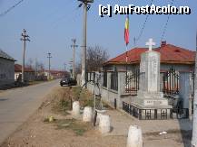 [P13] Satul Sitaru - Monumentul eroilor si strada spre manastire. » foto by iulianic
 - 
<span class="allrVoted glyphicon glyphicon-heart hidden" id="av306738"></span>
<a class="m-l-10 hidden" id="sv306738" onclick="voting_Foto_DelVot(,306738,4638)" role="button">șterge vot <span class="glyphicon glyphicon-remove"></span></a>
<a id="v9306738" class=" c-red"  onclick="voting_Foto_SetVot(306738)" role="button"><span class="glyphicon glyphicon-heart-empty"></span> <b>LIKE</b> = Votează poza</a> <img class="hidden"  id="f306738W9" src="/imagini/loader.gif" border="0" /><span class="AjErrMes hidden" id="e306738ErM"></span>
