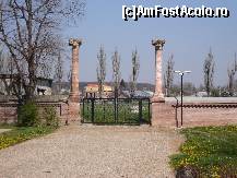 [P03] O poartă laterală, străjuită de coloane » foto by Costi
 - 
<span class="allrVoted glyphicon glyphicon-heart hidden" id="av44387"></span>
<a class="m-l-10 hidden" id="sv44387" onclick="voting_Foto_DelVot(,44387,4638)" role="button">șterge vot <span class="glyphicon glyphicon-remove"></span></a>
<a id="v944387" class=" c-red"  onclick="voting_Foto_SetVot(44387)" role="button"><span class="glyphicon glyphicon-heart-empty"></span> <b>LIKE</b> = Votează poza</a> <img class="hidden"  id="f44387W9" src="/imagini/loader.gif" border="0" /><span class="AjErrMes hidden" id="e44387ErM"></span>