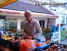 [P32] Gina mi-a facu aceasta poza cand cumparam 'mere de Novaci'. 22Octombrie 2009 » foto by FLORIN BECA*
 - 
<span class="allrVoted glyphicon glyphicon-heart hidden" id="av182832"></span>
<a class="m-l-10 hidden" id="sv182832" onclick="voting_Foto_DelVot(,182832,4665)" role="button">șterge vot <span class="glyphicon glyphicon-remove"></span></a>
<a id="v9182832" class=" c-red"  onclick="voting_Foto_SetVot(182832)" role="button"><span class="glyphicon glyphicon-heart-empty"></span> <b>LIKE</b> = Votează poza</a> <img class="hidden"  id="f182832W9" src="/imagini/loader.gif" border="0" /><span class="AjErrMes hidden" id="e182832ErM"></span>