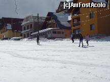 [P13] Rânca - sau aşa se mai poate urca pentru a schia sau da cu sania (nu că ar fi locul ei pe-acolo...) Observaţi lipsa oricărei protecţii între pârtie şi case/zona de funcţionare baby-schi... » foto by Dragoș_MD
 - 
<span class="allrVoted glyphicon glyphicon-heart hidden" id="av188586"></span>
<a class="m-l-10 hidden" id="sv188586" onclick="voting_Foto_DelVot(,188586,4665)" role="button">șterge vot <span class="glyphicon glyphicon-remove"></span></a>
<a id="v9188586" class=" c-red"  onclick="voting_Foto_SetVot(188586)" role="button"><span class="glyphicon glyphicon-heart-empty"></span> <b>LIKE</b> = Votează poza</a> <img class="hidden"  id="f188586W9" src="/imagini/loader.gif" border="0" /><span class="AjErrMes hidden" id="e188586ErM"></span>