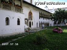 [P17] O latură a chiliilor mănăstirii Horezu. În stânga, foisorul lui Dionisie » foto by Costi
 - 
<span class="allrVoted glyphicon glyphicon-heart hidden" id="av43117"></span>
<a class="m-l-10 hidden" id="sv43117" onclick="voting_Foto_DelVot(,43117,4665)" role="button">șterge vot <span class="glyphicon glyphicon-remove"></span></a>
<a id="v943117" class=" c-red"  onclick="voting_Foto_SetVot(43117)" role="button"><span class="glyphicon glyphicon-heart-empty"></span> <b>LIKE</b> = Votează poza</a> <img class="hidden"  id="f43117W9" src="/imagini/loader.gif" border="0" /><span class="AjErrMes hidden" id="e43117ErM"></span>
