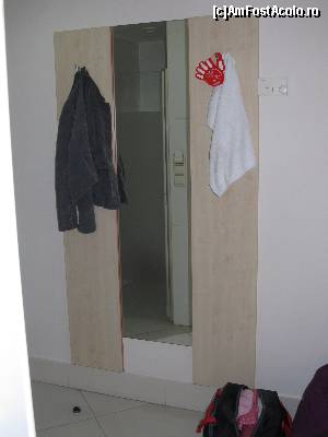[P19] Hello Hotels- holisorul de la intrare, oglinda si agatatoarele » foto by luciaoradea
 - 
<span class="allrVoted glyphicon glyphicon-heart hidden" id="av641561"></span>
<a class="m-l-10 hidden" id="sv641561" onclick="voting_Foto_DelVot(,641561,4689)" role="button">șterge vot <span class="glyphicon glyphicon-remove"></span></a>
<a id="v9641561" class=" c-red"  onclick="voting_Foto_SetVot(641561)" role="button"><span class="glyphicon glyphicon-heart-empty"></span> <b>LIKE</b> = Votează poza</a> <img class="hidden"  id="f641561W9" src="/imagini/loader.gif" border="0" /><span class="AjErrMes hidden" id="e641561ErM"></span>