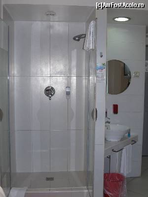 [P06] Hello Hotels- dusul, ale carui usi nu se inchideau perfect si de unde se scurgea apa in camera » foto by luciaoradea
 - 
<span class="allrVoted glyphicon glyphicon-heart hidden" id="av641548"></span>
<a class="m-l-10 hidden" id="sv641548" onclick="voting_Foto_DelVot(,641548,4689)" role="button">șterge vot <span class="glyphicon glyphicon-remove"></span></a>
<a id="v9641548" class=" c-red"  onclick="voting_Foto_SetVot(641548)" role="button"><span class="glyphicon glyphicon-heart-empty"></span> <b>LIKE</b> = Votează poza</a> <img class="hidden"  id="f641548W9" src="/imagini/loader.gif" border="0" /><span class="AjErrMes hidden" id="e641548ErM"></span>