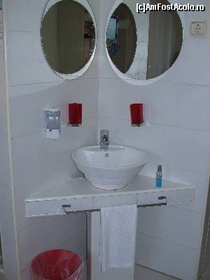 [P07] Hello Hotels- chiuveta si oglinzile-arata interesant dar nu e practic deloc » foto by luciaoradea
 - 
<span class="allrVoted glyphicon glyphicon-heart hidden" id="av641549"></span>
<a class="m-l-10 hidden" id="sv641549" onclick="voting_Foto_DelVot(,641549,4689)" role="button">șterge vot <span class="glyphicon glyphicon-remove"></span></a>
<a id="v9641549" class=" c-red"  onclick="voting_Foto_SetVot(641549)" role="button"><span class="glyphicon glyphicon-heart-empty"></span> <b>LIKE</b> = Votează poza</a> <img class="hidden"  id="f641549W9" src="/imagini/loader.gif" border="0" /><span class="AjErrMes hidden" id="e641549ErM"></span>