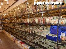 [P12] Cateva dintre obiectele expuse spre vanzare din onyx » foto by georgiana
 - 
<span class="allrVoted glyphicon glyphicon-heart hidden" id="av133461"></span>
<a class="m-l-10 hidden" id="sv133461" onclick="voting_Foto_DelVot(,133461,4692)" role="button">șterge vot <span class="glyphicon glyphicon-remove"></span></a>
<a id="v9133461" class=" c-red"  onclick="voting_Foto_SetVot(133461)" role="button"><span class="glyphicon glyphicon-heart-empty"></span> <b>LIKE</b> = Votează poza</a> <img class="hidden"  id="f133461W9" src="/imagini/loader.gif" border="0" /><span class="AjErrMes hidden" id="e133461ErM"></span>