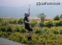 [P02] Intr-unul din popasurile de pe malul riului s-a facut coborire pe tiroliana. Lungimea cablului era de citeva sute de metri si iti dadeai drumul de undeva de la etajul trei.
Pe acoperisul unui foisor te asteptau doi paparazzi sa te fotografieze sau sa te filmeze. Se pare ca au facut treaba buna! » foto by bose
 - 
<span class="allrVoted glyphicon glyphicon-heart hidden" id="av135605"></span>
<a class="m-l-10 hidden" id="sv135605" onclick="voting_Foto_DelVot(,135605,4692)" role="button">șterge vot <span class="glyphicon glyphicon-remove"></span></a>
<a id="v9135605" class=" c-red"  onclick="voting_Foto_SetVot(135605)" role="button"><span class="glyphicon glyphicon-heart-empty"></span> <b>LIKE</b> = Votează poza</a> <img class="hidden"  id="f135605W9" src="/imagini/loader.gif" border="0" /><span class="AjErrMes hidden" id="e135605ErM"></span>